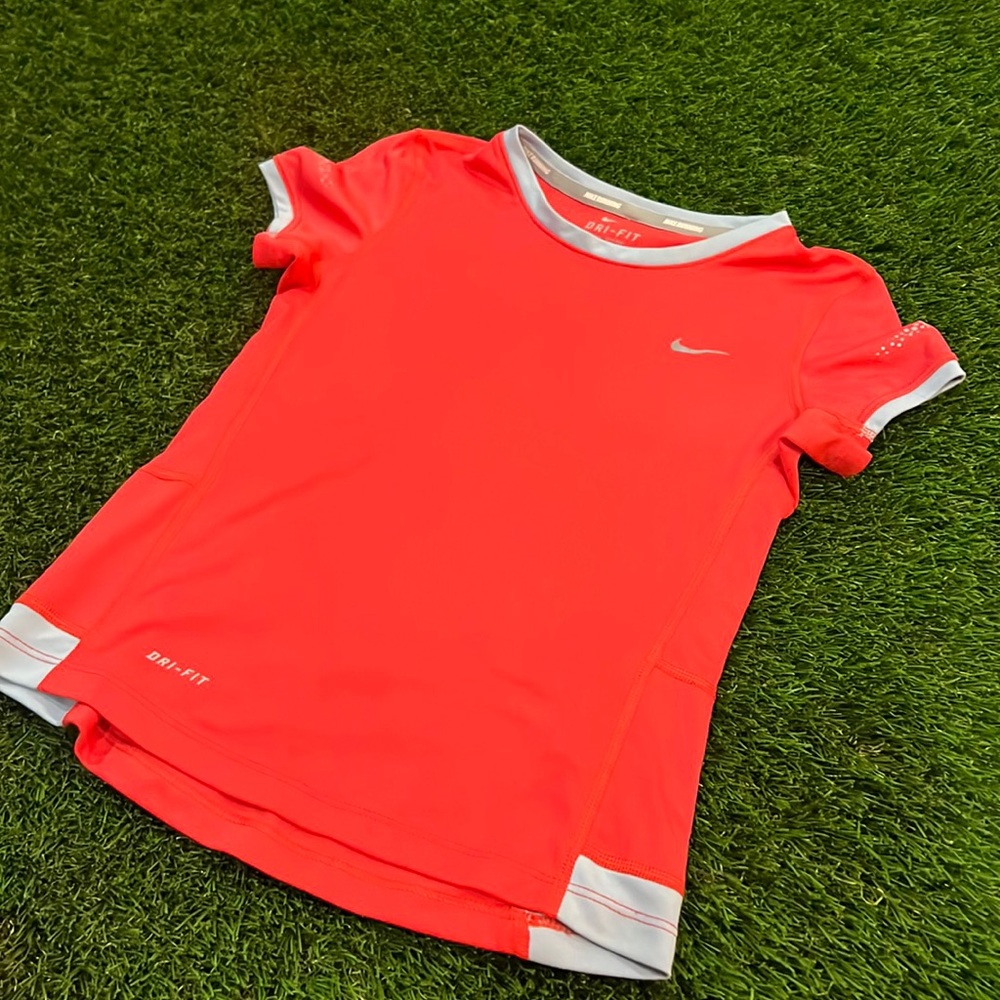 Girls Nike Dri-Fit t-shirt